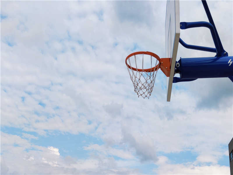 學(xué)?；@球場