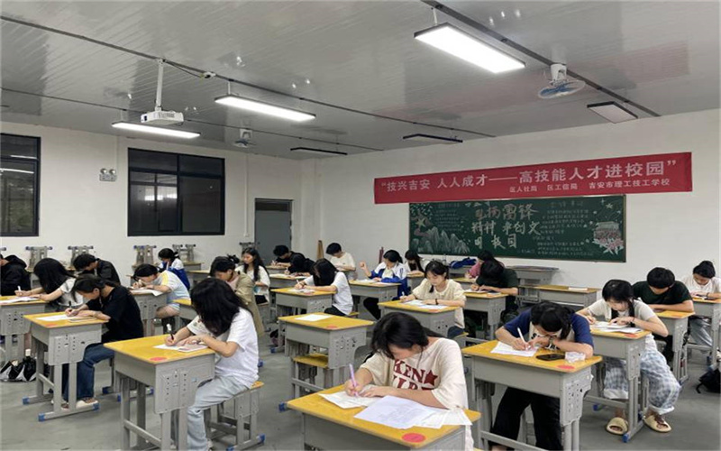 傳承文化精粹 書(shū)寫(xiě)青春風(fēng)采—我校舉行2025年