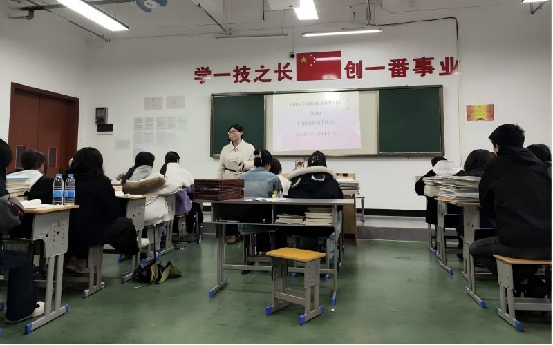 探索“時尚與風(fēng)格”-我校開展一堂別開生面的